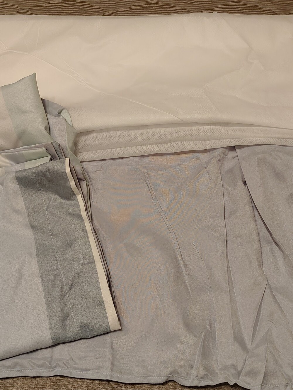 Cal/King Bed Skirt And Pillow Shams
